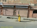 Femme intouchable balayant la rue
