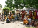 rassemblement de pélerins devant un temple hindou à Orccha