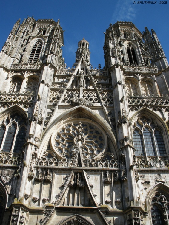 Construite entre 1221 et 1496, la cathédrale témoigne du riche passé de la cité épiscopale un des Trois Évêchés, avec Verdun et Metz.
La façade se style gothique flamboyant contraste avec le reste de l'édifice d'époque gothique rayonnante plus sobre.
toul.jpg.JPG