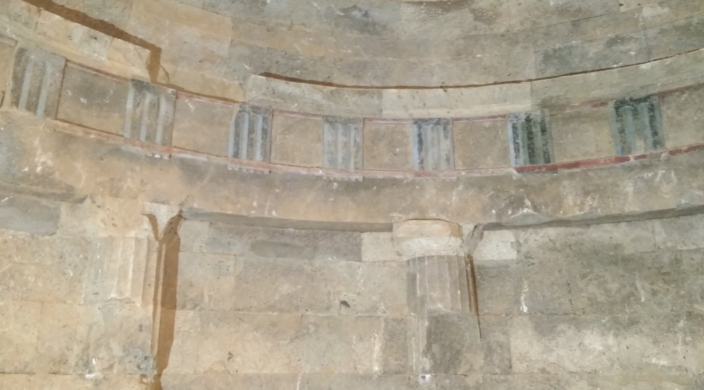 Détail des murs de la cellule d'un centre de culte thrace, IVe siècle av J.-C., près de Starossel, Bulgarie..jpg