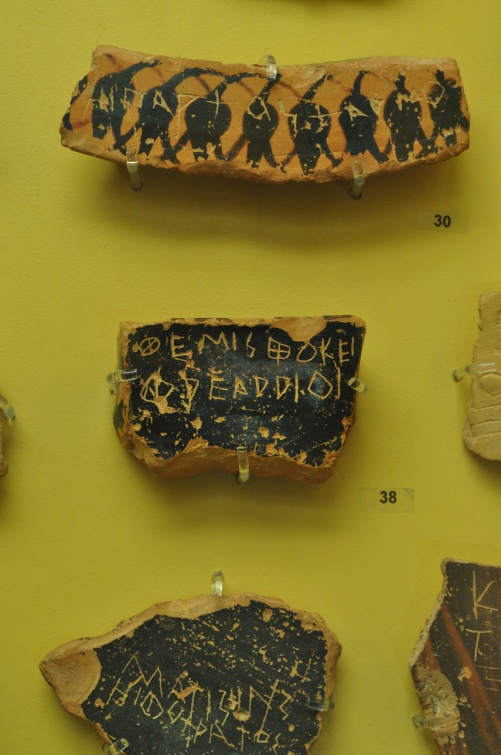 Tessons d'ostracisme Musée de l'Acropole Athènes 2012.jpg