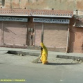 Femme intouchable balayant la rue