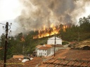 Village menacé par le feu été 2005