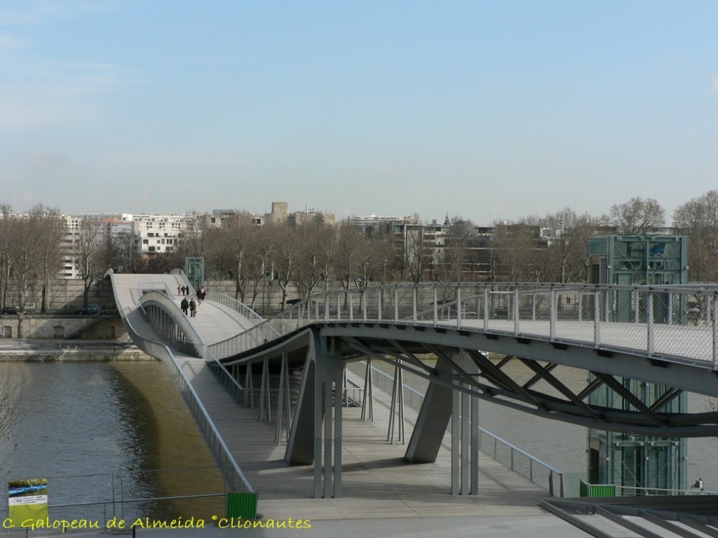 Passerelle Simone de Beauvoir sur la Seine