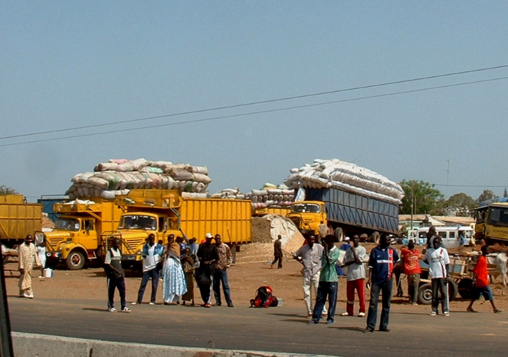Camions sur la route de Dakar