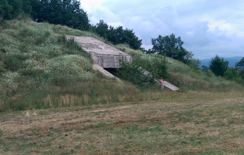 Entrée du tombeau d'un roi thrace et son tumulus en argile, destinée à le conserver, près de Starossel, Bulgarie