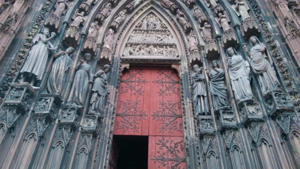 Portail principal de la cathédrale de Strasbourg - à gauche les 'vierges folles', à droite 'les vierges sages'