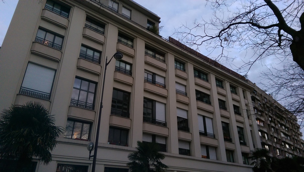 Façade restaurée d'un immeuble bordant la cité Mac-Donald, Paris 19e