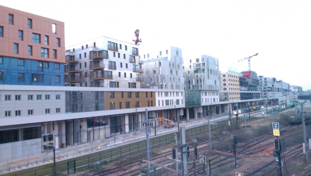 Nouveaux immeubles bordant la ligne du RER E, proche de la gare Rosa Park
