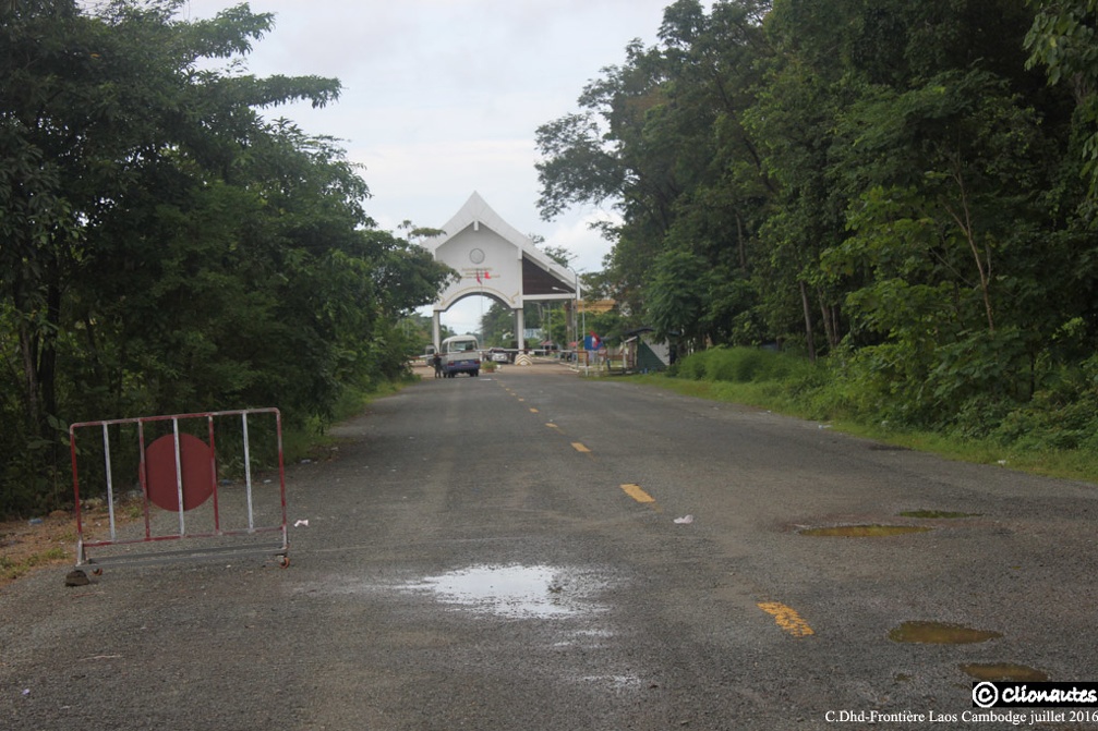 Exemple d'un poste-frontière entre le Laos et le Cambodge