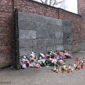 Auschwitz I : vue sur le mur de la Mort