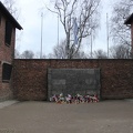 Auschwitz I : vue sur le mur de la Mort