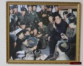 Kim Il-sung entouré par des soldats