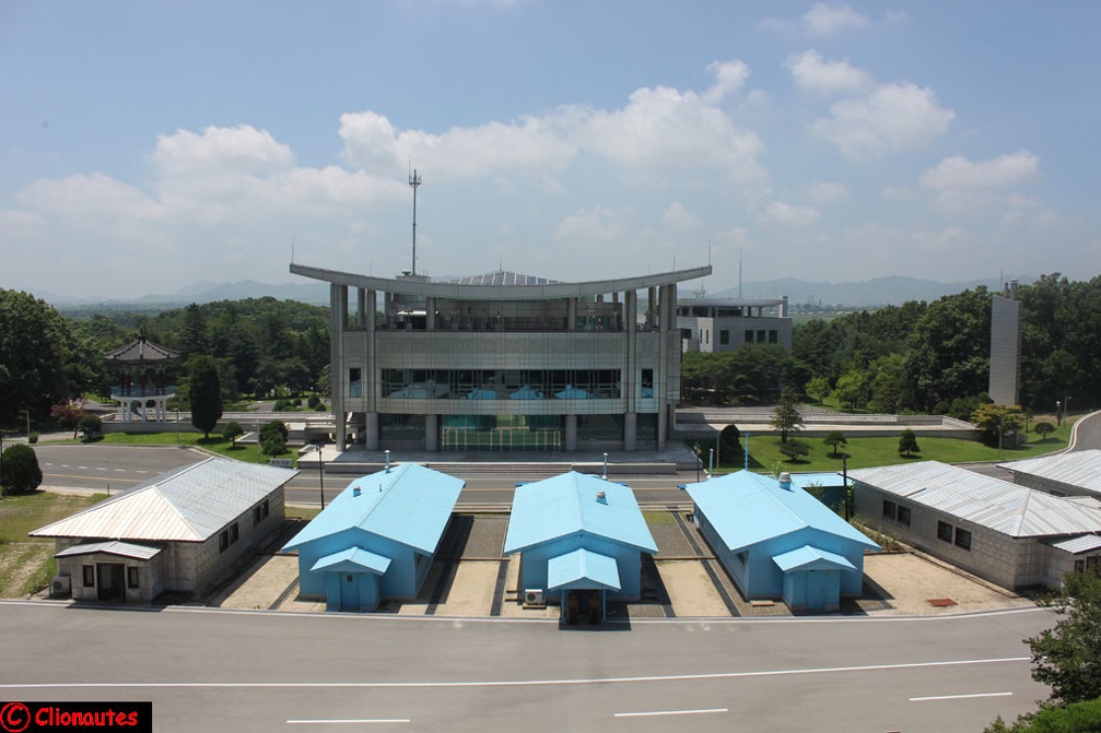 Pan Mun Jon : vue sur la ligne de démarcation entre les deux Corées