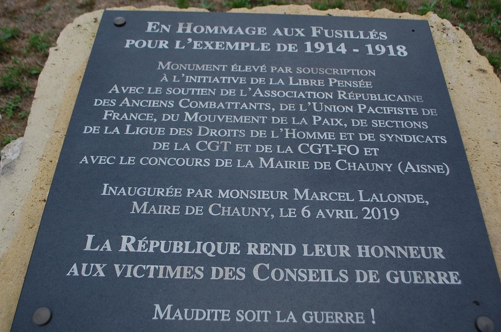 Plaque accompagnant le monument de Chauny