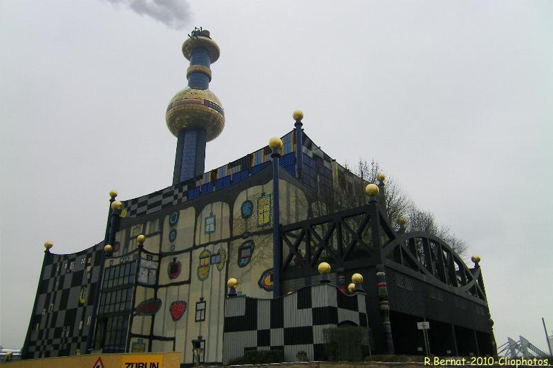 Vienne - L'incinérateur par Hundertwasser