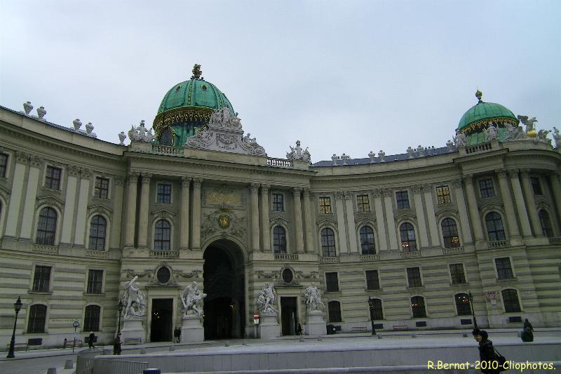 Vienne - Façade de la Hofburg sur Michaelerplatz