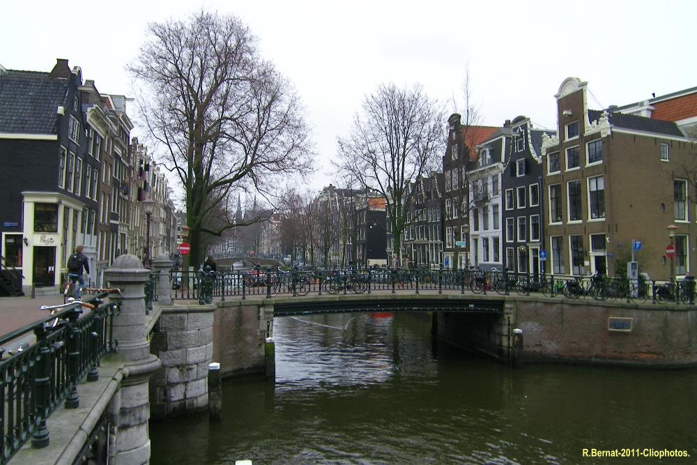 Pont sur le canal