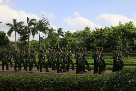 L'armée de Libération qui fait le tour du mausolée au rythme rapide caractéristique des militaires des pays d'Asie