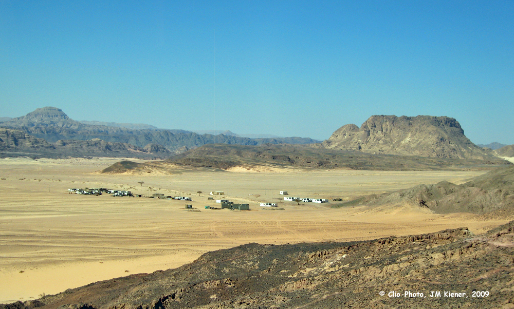 Tentative de sédentarisation des bédouins dans le désert du Sinaï.
