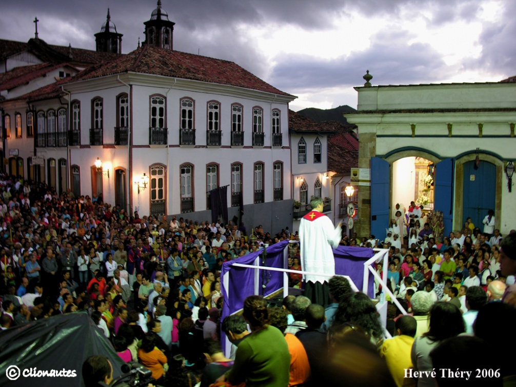 Ouro_Preto_procession.JPG