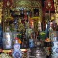 Offrandes dans un temple bouddhiste
