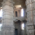 Hall dans le temple de Vishnu à Gwalior