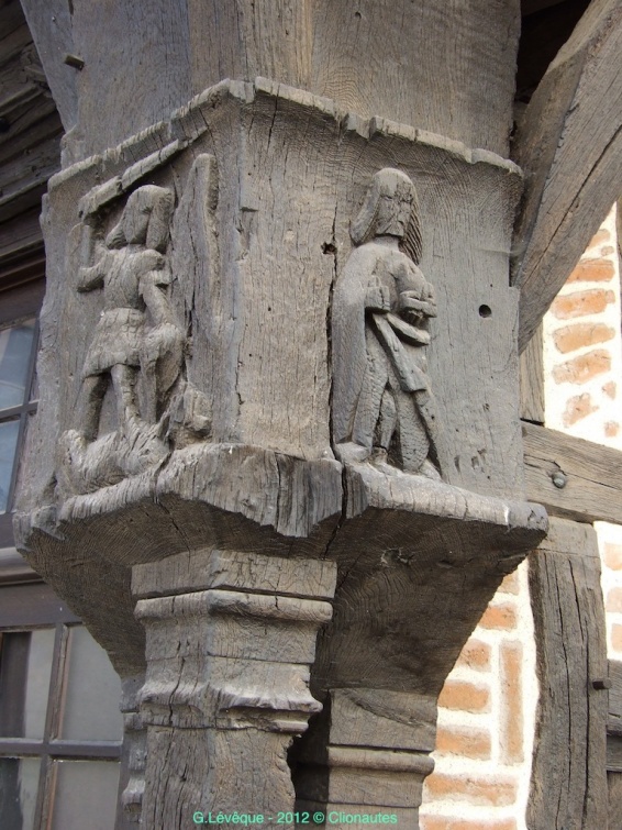 Montant sculpté d'une maison du XVe siècle