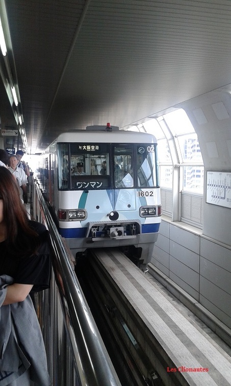 Monorail vers l'aéroport d'Osaka..jpg
