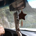 Pratiques culturelles en Equateur : porte-bohneur du conducteur
