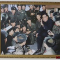 Kim Il-sung entouré par des soldats