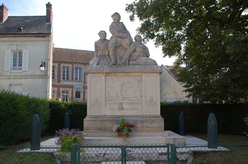 Monument aux morts de Pierrefonds dans l'Oise