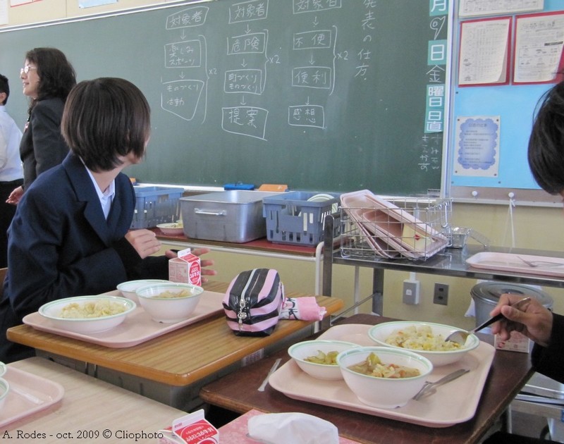 Saitama-College2-repas-en-classe_AR.JPG